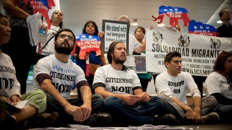 Unos 40 jóvenes soñadores  ocuparon el vestíbulo del edificio donde está la oficina del congresista  republicano Peter Roskam, en  Chicago.
