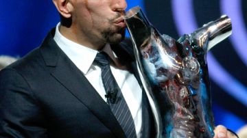 El galo  Franck Ribery con su premio al  mejor jugador de Europa.