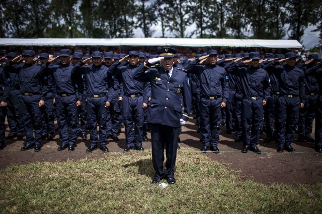 Un grupo de nuevos integrantes de la Policía Nacional Civil (PNC) de Guatemala  participa  en una ceremonia de graduación.