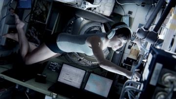 Sandra Bullock en una escena del filme que se desarrolla en el espacio y donde no hay gravedad.
