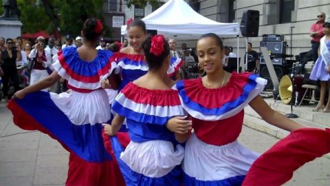 La cultura dominicana se manifiesta entre grandes y chicos durante las actividades del desfile en Nueva Jersey.