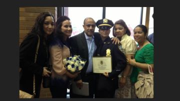 La familia de la dominicana Giorlys Alvarez (centro) celebra los logros de la nueva sargento del NYPD durante la ceremonia de promoción realizada ayer.