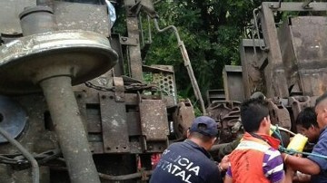 Policías y personal de Protección Civil mexicanos cuando intentaban el rescate  de víctimas del descarrilamiento del tren conocido por los migrantes como 'La Bestia'.