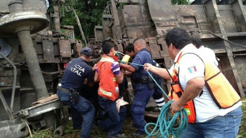 Policías y personal de Protección Civil mexicanos cuando intentaban el rescate  de víctimas del descarrilamiento del tren conocido por los migrantes como 'La Bestia'.