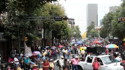 Integrantes de la Coordinadora Nacional de Trabajadores de la Educación (CNTE) se manifiestan  a las afueras de la Secretaría de Gobernación.
