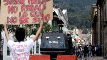 Manifestantes se enfrentan a una tanqueta de la policía colombiana.