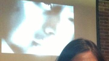 El cónsul de México en San Francisco Carlos Félix Corona se despide de la comunidad del Área de la Bahía. En la foto lo acompañan su esposa Sonia Eunhai Kim y Alicia Aguirre alcaldesa de Redwood City.