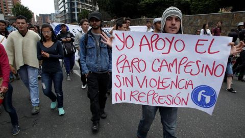 Estudiantes de Colombian apoyan manifestaciones campesinas.