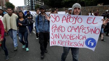 Estudiantes de Colombian apoyan manifestaciones campesinas.