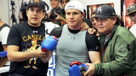 El Canelo y su equipo.