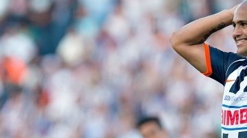 El delantero chileno Humberto Suazo, de Rayados del Monterrey, se lamenta tras fallar una oportunidad clara de gol