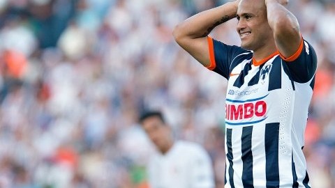 El delantero chileno Humberto Suazo, de Rayados del Monterrey, se lamenta tras fallar una oportunidad clara de gol