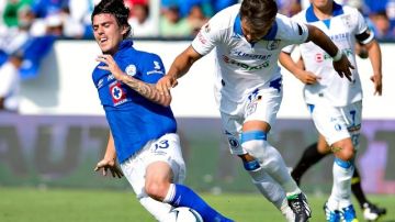 Mauro Formica, la nueva contratación del Cruz Azul, es derribado por un rival