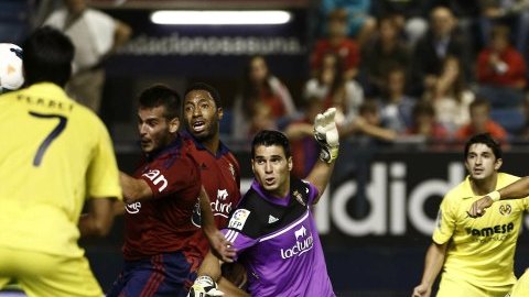 El centrocampista mexicano del Villarreal Javier Aquino (d) lanza a puerta para conseguir el segundo gol del equipo