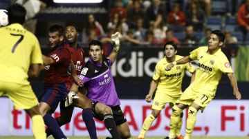 El centrocampista mexicano del Villarreal Javier Aquino (d) lanza a puerta para conseguir el segundo gol del equipo