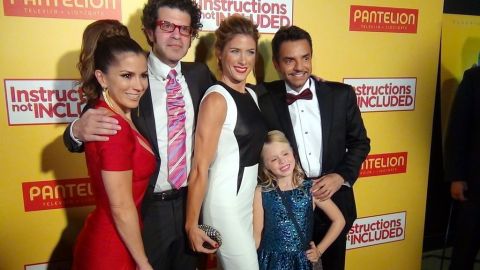 Derbez y el elenco de su cinta.