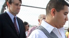 El juez Bill Moody (centro) conduce la ceremonia entre Edgar Falcón y Maricruz Valtierra, en el puerto de ingreso  Paso Del Norte, cerca al centro de la ciudad de El Paso en Texas.