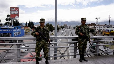La situación se complica con las manifestaciones de campesinos y estudiantes.