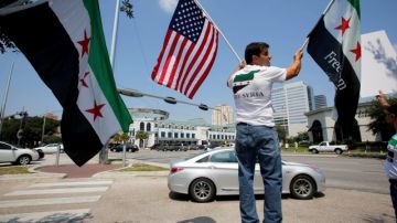 Manifestantes sirios en Houston, donde radica una de las mayores comunidades de esta nacionalidad en los EEUU.