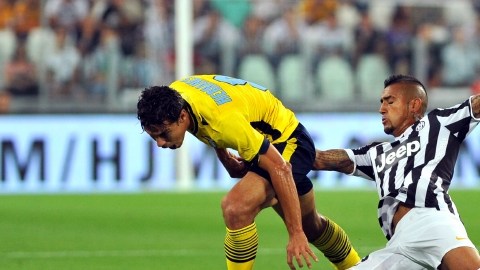 El chileno Arturo Vidal (d) se lució ayer en la goleada de la Juve sobre Lazio, al marcar dos tantos.