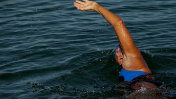Diana Nyad, de 64 años, en su intento por completar el recorrido a nado entre Cuba y Florida.