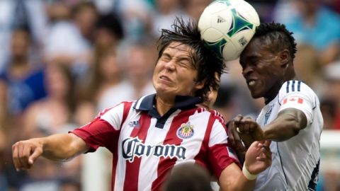 Érick 'Cubo' Torres (izq.) pelea un balón aéreo con Gershon Koffie, en el juego de ayer ante  Vancouver.