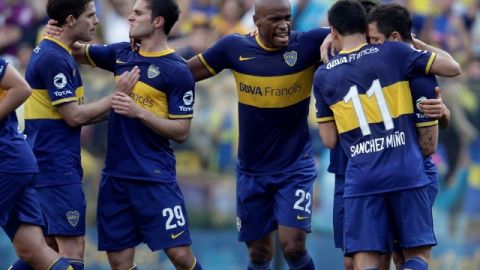 Boca Juniors, sin su mejor hombre, Juan Román Riquelme, pudo ayer con el Vélez Sarsfield y se acerca un poco más al líder.