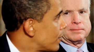 El presidente Barack Obama busca el apoyo del senador John McCain (der.), para vender la idea a los estadounidenses sobre la necesidad de realizar una intervención militar en Siria.