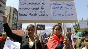 Manifestantes protestan por la muerte de inocentes en Siria.