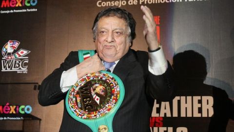 "Para una pelea extraordinaria que da valor al boxeo, el CMB quiere dar un premio especial", dijo José Sulaimán al mostrar al mundo el cinturón.