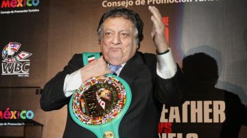 "Para una pelea extraordinaria que da valor al boxeo, el CMB quiere dar un premio especial", dijo José Sulaimán al mostrar al mundo el cinturón.
