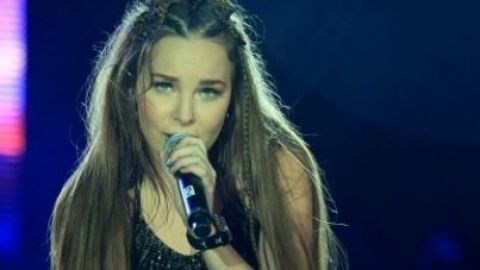 El video de Belinda al caer de una silla fue compartido por cientos en las redes sociales.