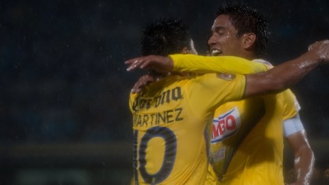 Juan Carlos Valenzuela (der.) festeja su gol sobre los Pumas, a los que América se impuso sin ningún problema anoche en CU.