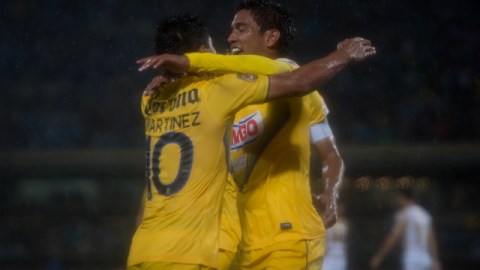 Juan Carlos Valenzuela (der.) festeja su gol sobre los Pumas, a los que América se impuso sin ningún problema anoche en CU.