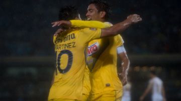 Juan Carlos Valenzuela (der.) festeja su gol sobre los Pumas, a los que América se impuso sin ningún problema anoche en CU.