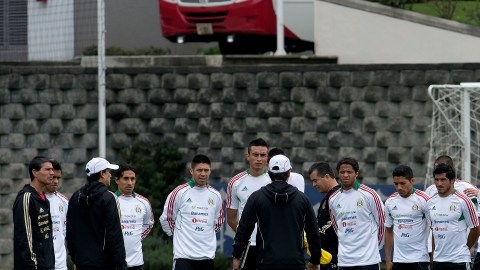 Eduardo de la Torre y Salvador Reyes se dirigen a los seleccionados mexicanos al iniciar la práctica para su duelo contra Honduras de este viernes.