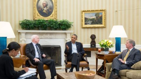 Reunión entre Barack Obama (2-der.) y John McCain (2-izq.) en la Oficina Oval de la Casa Blanca para tratar la posibilidad de que pueda llevarse a cabo un ataque a Siria.