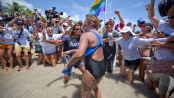 La nadadora  estadounidense Diana Nyad es recibida por entusiastas seguidores a su llegada a  Cayo Hueso, Florida.