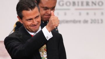 El presidente de México, Enrique Peña Nieto (izq.) tras   presentar el primer informe de su gobierno, en Los Pinos.