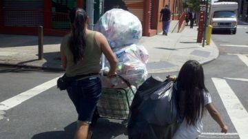 Virginia López recoge cerca de 500 latas y botellas diarias para proveerle a sus hijos.