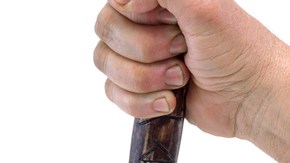 Bajo las creencias vampíricas del paganismo se pensaba que, además del hierro, podían utilizarse estacas de madera para atravesar el corazón del muerto.