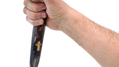 Bajo las creencias vampíricas del paganismo se pensaba que, además del hierro, podían utilizarse estacas de madera para atravesar el corazón del muerto.