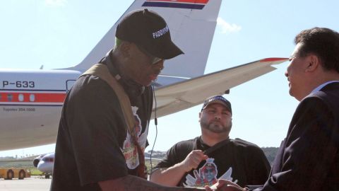 Dennis Rodman fue recibido en el aeropuerto de Pyongyang por el vicepresidente del Comité Olímpico de Norcorea, Son Kwang Ho.