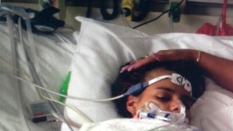 Mariela Díaz junto a su hija en coma, la joven Linda Pérez de 18 años.