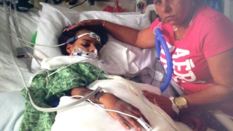 Mariela Díaz junto a su hija en coma, la joven Linda Pérez de 18 años.