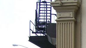 Los ciudadanos que sufren el abuso laboral y el desempleo se sienten identificados con el personaje de Capitán América pobre.