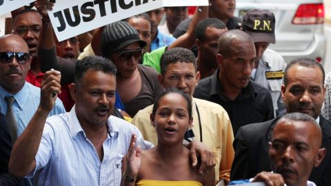 Miguel Familia (izquierda) y su hija Ashley marcharon junto a cientos de personas desde el Malecón de Santo Domingo  hasta la sede de la Embajada de Estados Unidos.