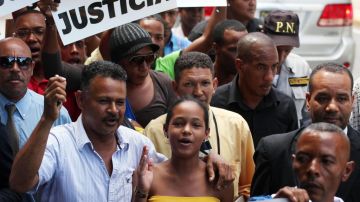 Miguel Familia (izquierda) y su hija Ashley marcharon junto a cientos de personas desde el Malecón de Santo Domingo  hasta la sede de la Embajada de Estados Unidos.