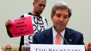 Un manifestante interrumpe al secretario de Estado de EEUU, John Kerry, durante su presentación ante el comité este miércoles.
