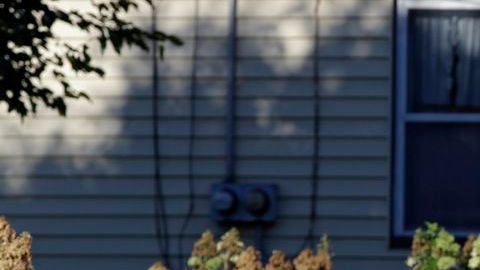 La vecina Carmen González toma fotos al lugar donde antes estuvo la casa de Ariel Castro, en la cual mantuvo retenidas a las tres mujeres, caso que originó un gran repudio popular que también afectó a los parientes del secuestrador.